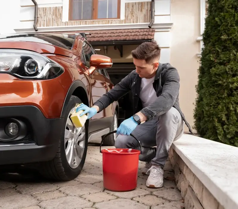 Lavage auto à domicile Saint-Flavy : professionnel intervenant sur un véhicule